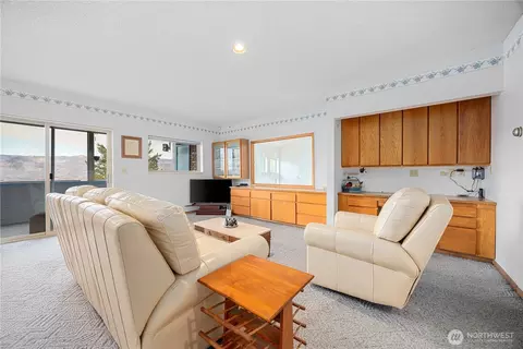 Living - 985 Guffy Rd, Chelan, WA 98816 photo 1 of 3