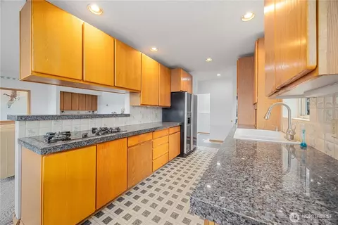 Kitchen - 985 Guffy Rd, Chelan, WA 98816 photo 2 of 4