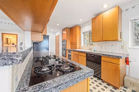 Kitchen - 985 Guffy Rd, Chelan, WA 98816 photo 3 of 4
