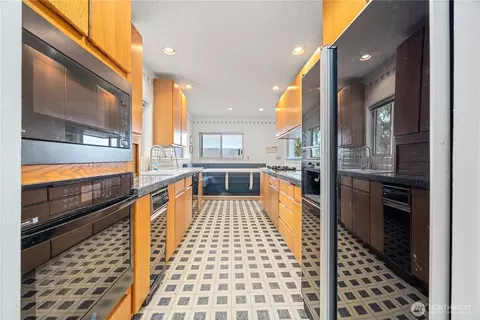 Kitchen - 985 Guffy Rd, Chelan, WA 98816 photo 1 of 4