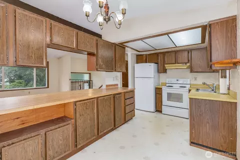 Kitchen - 2330 171st Pl SE, Bothell, WA 98012 photo 2 of 5