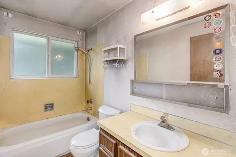 Bath - 2330 171st Pl SE, Bothell, WA 98012 photo 1 of 2
