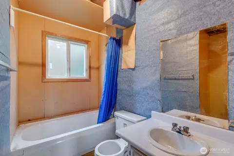 Bath - 2330 171st Pl SE, Bothell, WA 98012 photo 2 of 2