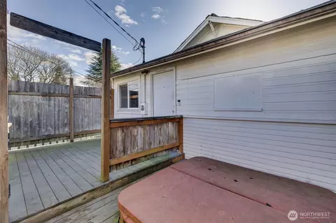Exterior - 3015 Victor Pl, Everett, WA 98201 photo 5 of 9