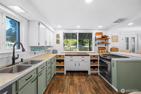 Kitchen - 6916 Beverly Ln, Everett, WA 98203 photo 1 of 2