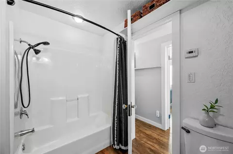 Bath - 6916 Beverly Ln, Everett, WA 98203 photo 3 of 5