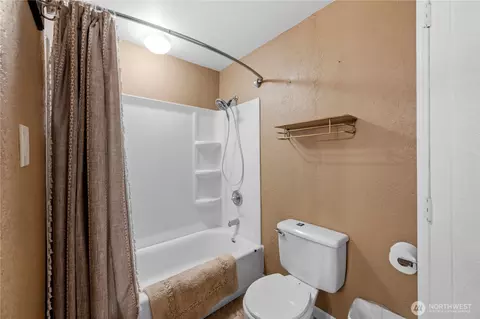 Bath - 6916 Beverly Ln, Everett, WA 98203 photo 4 of 5