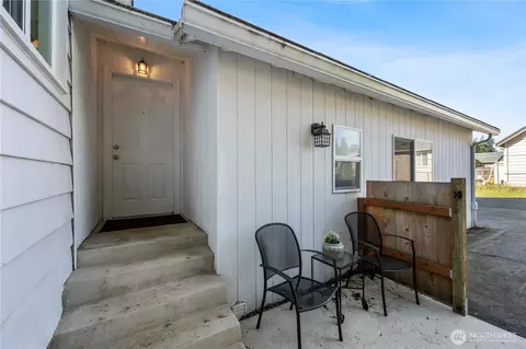 Exterior - 6916 Beverly Ln, Everett, WA 98203 photo 6 of 10