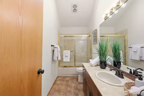 Bath - 1331 142nd Pl SE, Mill Creek, WA 98012 photo 2 of 2
