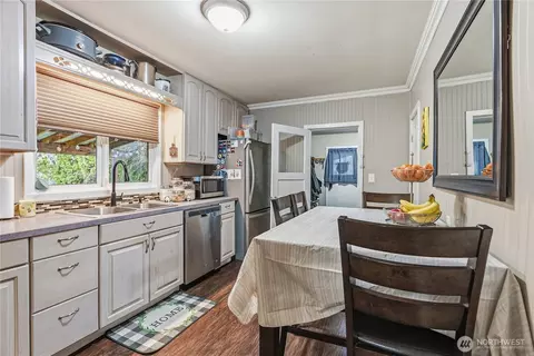 Kitchen - 2201 Holcomb Loop Rd, Kelso, WA 98626 photo 2 of 2