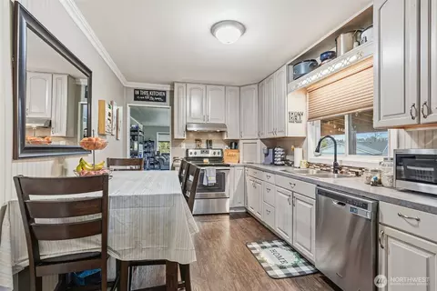 Kitchen - 2201 Holcomb Loop Rd, Kelso, WA 98626 photo 1 of 2