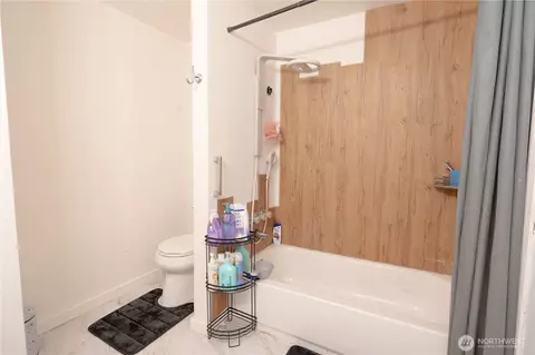 Bath - 9420 24th Ave SE, Everett, WA 98208 photo 3 of 5