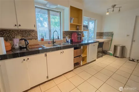 Kitchen - 9420 24th Ave SE, Everett, WA 98208 photo 2 of 3