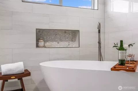 Bath - 4106 167th Pl SE, Bothell, WA 98012 photo 4 of 5
