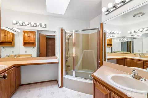 Bath - 2128 140th Pl SE, Mill Creek, WA 98012 photo 2 of 4