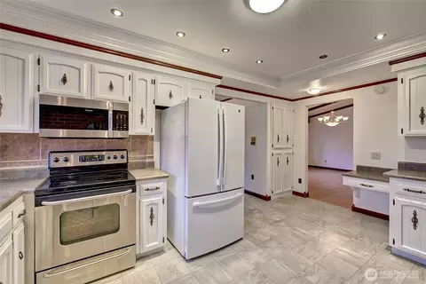Kitchen - 5008 169th St SE, Bothell, WA 98012 photo 5 of 5