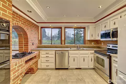 Kitchen - 5008 169th St SE, Bothell, WA 98012 photo 2 of 5