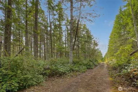 2 Larson Ln NW, Seabeck, WA 98380