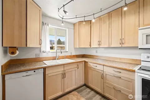 Kitchen - 1301 S 3rd Ave #28A, Sequim, WA 98382 photo 3 of 6