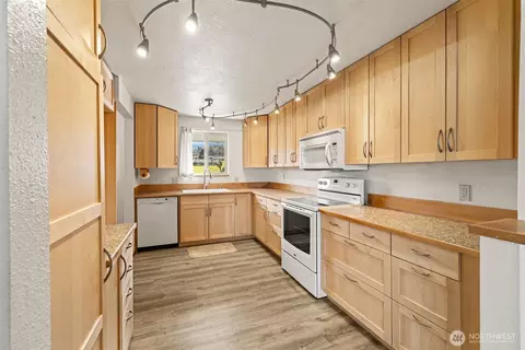 Kitchen - 1301 S 3rd Ave #28A, Sequim, WA 98382 photo 1 of 6