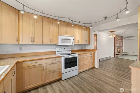 Kitchen - 1301 S 3rd Ave #28A, Sequim, WA 98382 photo 4 of 6