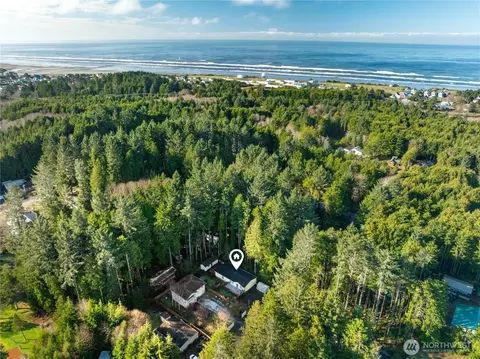 48 Robin Ln, Pacific Beach, WA 98571