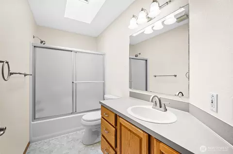 Bath - 6849 Raspberry Dr, Everson, WA 98247 photo 3 of 3