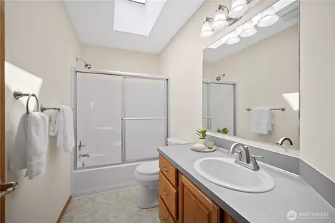 Bath - 6849 Raspberry Dr, Everson, WA 98247 photo 3 of 3