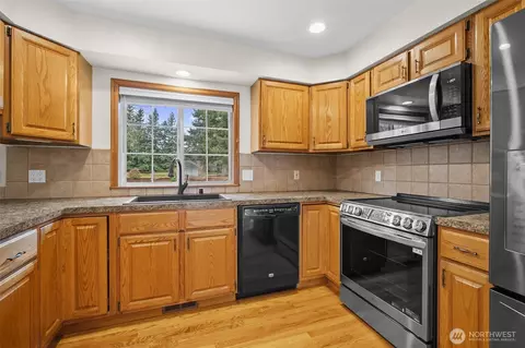 Kitchen - 6849 Raspberry Dr, Everson, WA 98247 photo 2 of 3