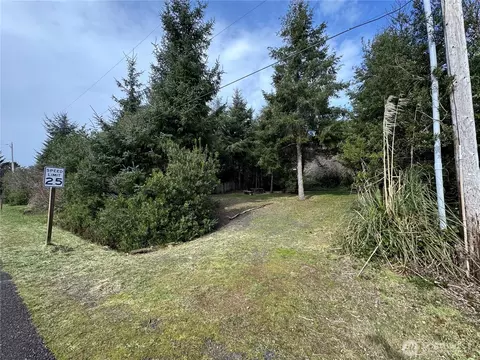 880 Wawona Ave SW, Ocean Shores, WA 98569