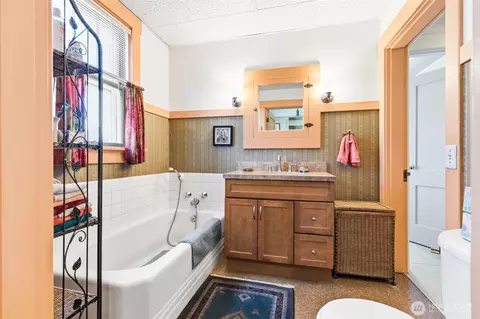 Bath - 1235 Isaacs Ave, Walla Walla, WA 99362 photo 1 of 2