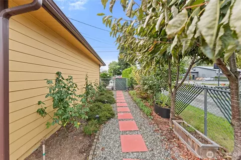 Exterior - 10107 Meridian Ave, Everett, WA 98208 photo 8 of 9