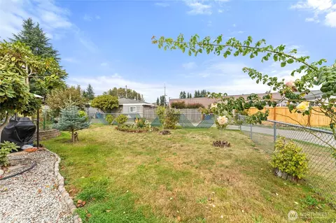 Exterior - 10107 Meridian Ave, Everett, WA 98208 photo 5 of 9