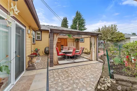 Exterior - 10107 Meridian Ave, Everett, WA 98208 photo 4 of 9
