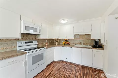 Kitchen - 10107 Meridian Ave, Everett, WA 98208 photo 3 of 3
