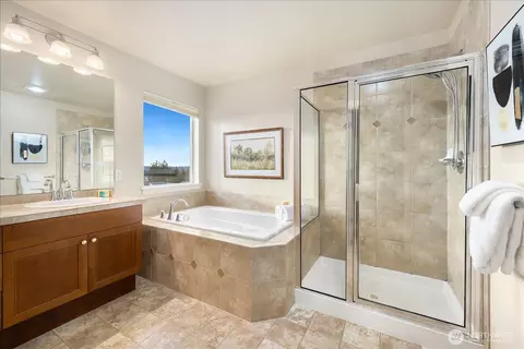Bath - 22912 SE 43rd Dr, Bothell, WA 98021 photo 2 of 4