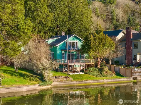 1323 E Bay Dr NE, Olympia, WA 98506