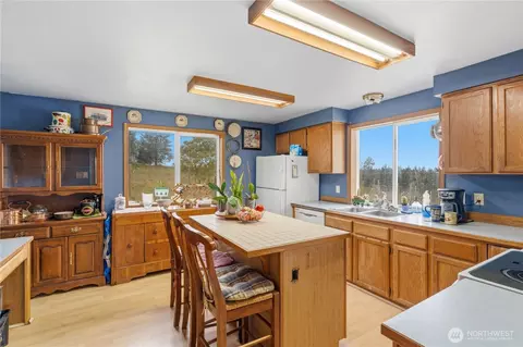 Kitchen - 28512 30th Ave E, Spanaway, WA 98387 photo 1 of 3