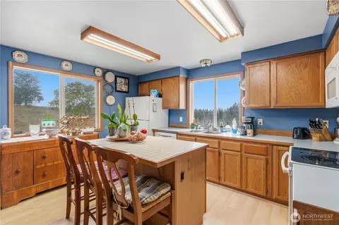 Kitchen - 28512 30th Ave E, Spanaway, WA 98387 photo 3 of 3