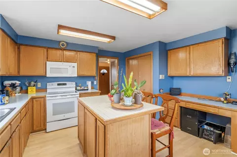 Kitchen - 28512 30th Ave E, Spanaway, WA 98387 photo 2 of 3
