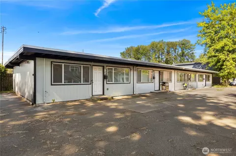 813 Woodford Ave N, Kent, WA 98031