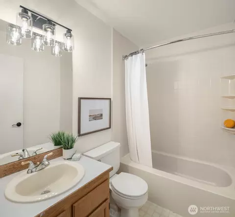 Bath - 1425 243rd Pl SW, Bothell, WA 98021 photo 3 of 5