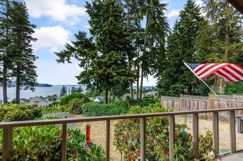 1563 Polnell Rd, Oak Harbor, WA 98277