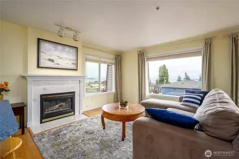 910 34th St #202, Anacortes, WA 98221