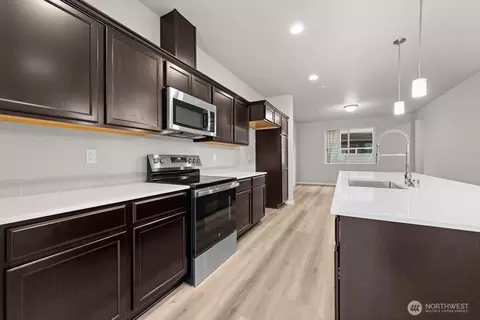 Kitchen - 7027 Rainier Dr #H, Everett, WA 98203 photo 2 of 4