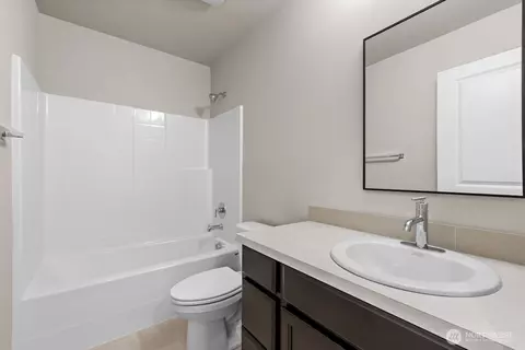 Bath - 7027 Rainier Dr #H, Everett, WA 98203 photo 2 of 2