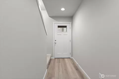 Entry Way - 7027 Rainier Dr #H, Everett, WA 98203 photo 2 of 2