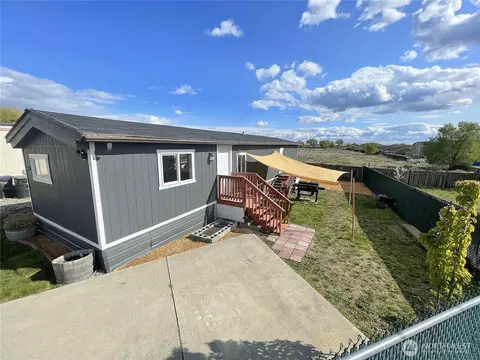 900 N Grape Dr #49, Moses Lake, WA 98837