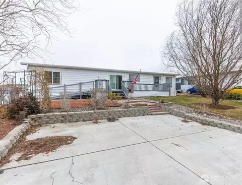 6710 James St, West Richland, WA 99353