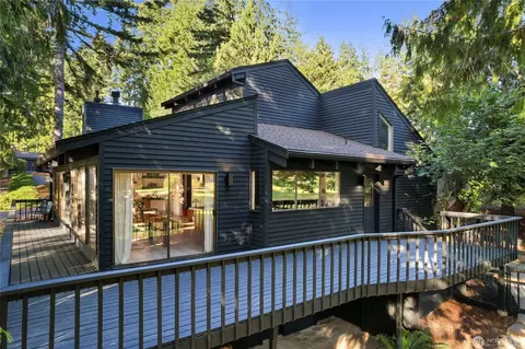 201 E Country Club Dr, Allyn, WA 98524